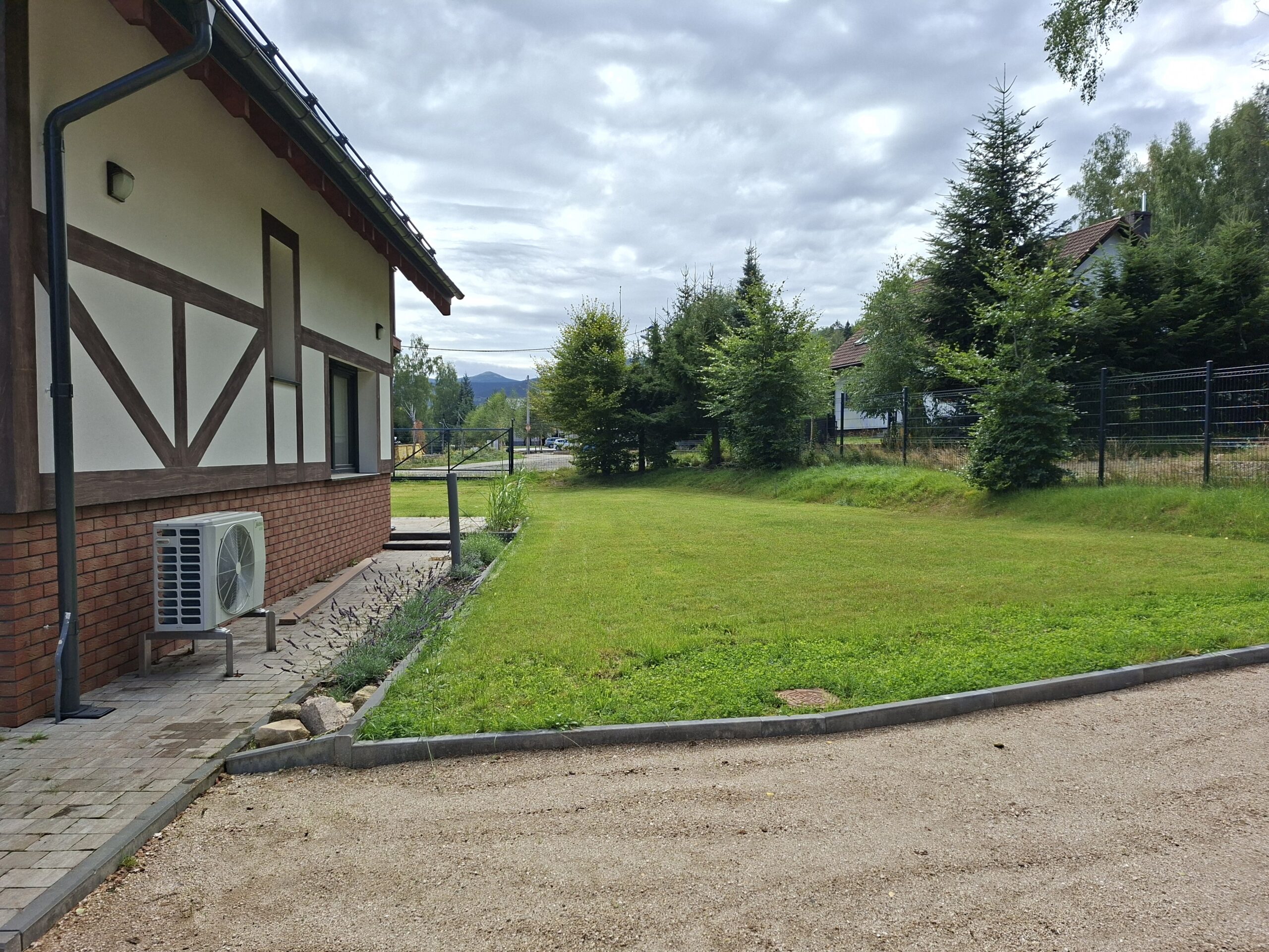 Prywatna działka 400–500 m² w otoczeniu świerków